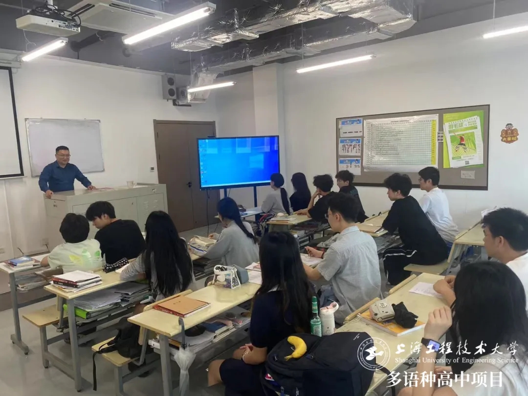 校园动态日语国际高中-我校荣获开大附中总校“优秀班主任”和“优秀教务员”荣誉称号